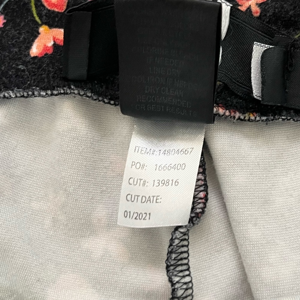 TORRID black elastic waist jersey knit floral pullon shorts, size 5 (5X). - Picture 2 of 7